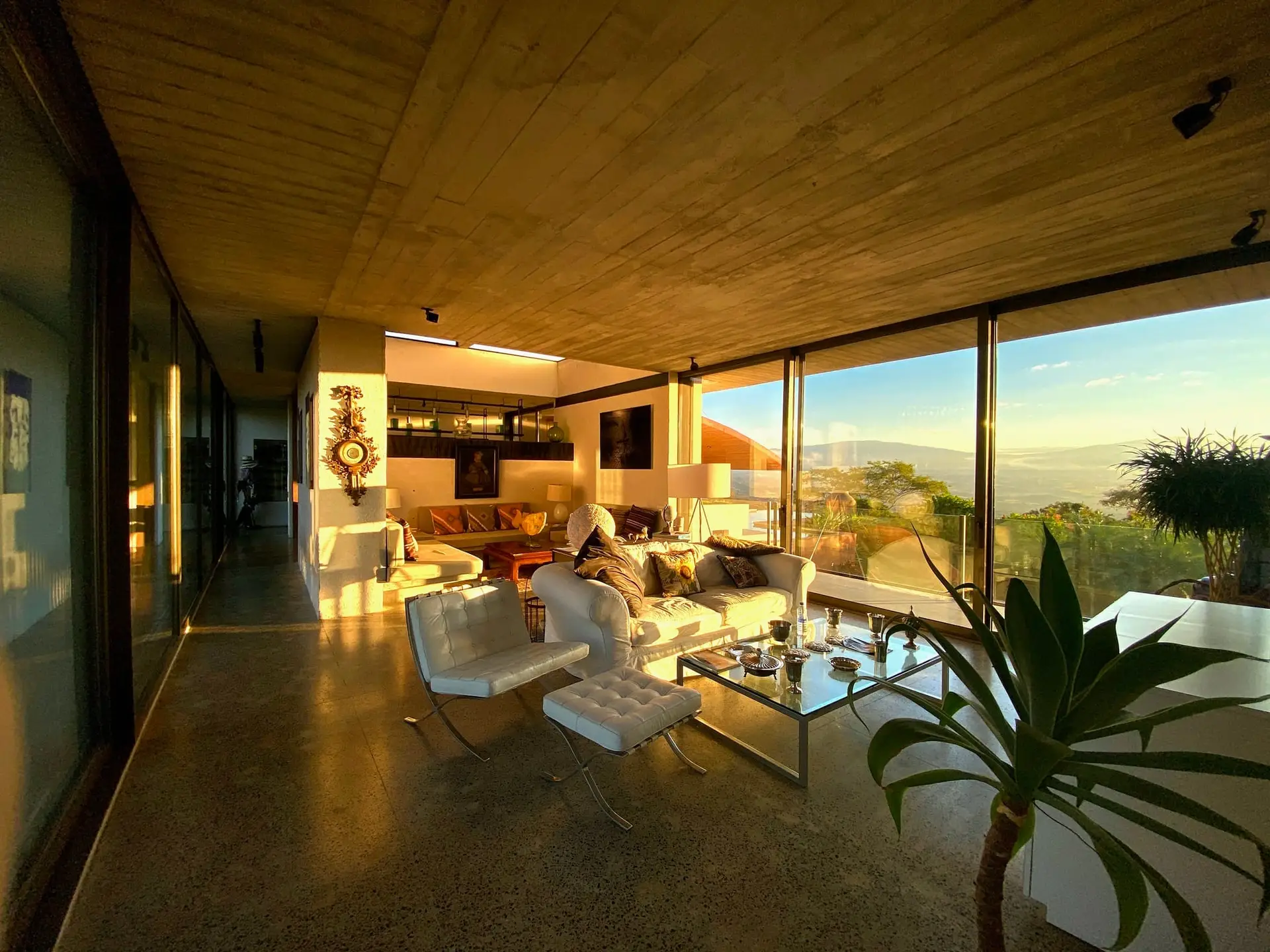 Modern living room with sunset mountain view in Atenas.