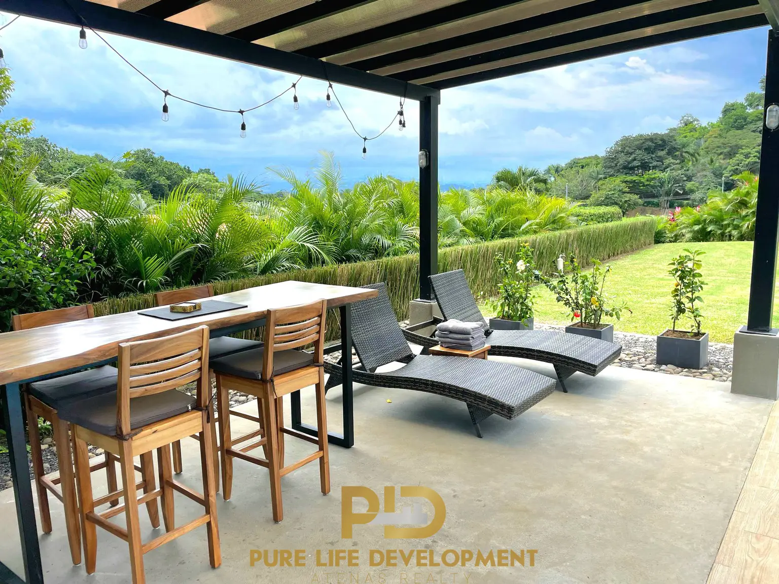 Outdoor patio with seating and lush garden view in Atenas, Costa Rica.